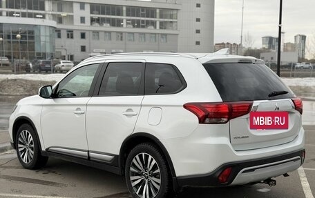 Mitsubishi Outlander III рестайлинг 3, 2020 год, 2 400 000 рублей, 4 фотография