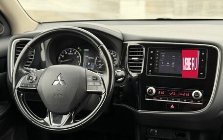 Mitsubishi Outlander III рестайлинг 3, 2020 год, 2 400 000 рублей, 14 фотография