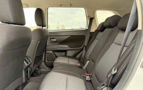 Mitsubishi Outlander III рестайлинг 3, 2020 год, 2 400 000 рублей, 26 фотография