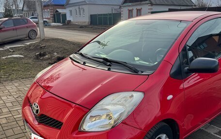 Toyota Yaris III рестайлинг, 2010 год, 600 000 рублей, 2 фотография