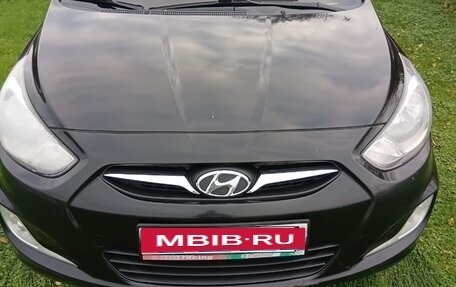 Hyundai Solaris II рестайлинг, 2013 год, 800 000 рублей, 1 фотография