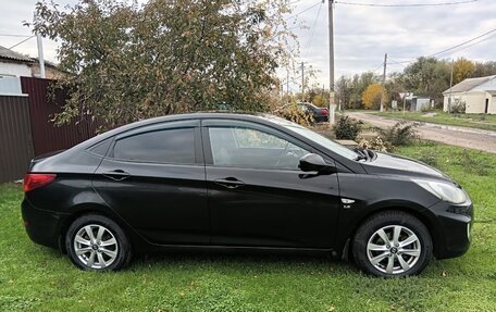 Hyundai Solaris II рестайлинг, 2013 год, 800 000 рублей, 3 фотография