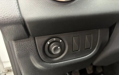 Renault Logan II, 2018 год, 950 000 рублей, 18 фотография