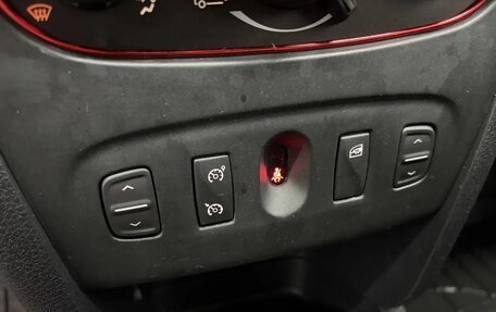 Renault Logan II, 2018 год, 950 000 рублей, 15 фотография