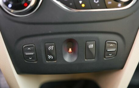 Renault Logan II, 2015 год, 999 000 рублей, 14 фотография