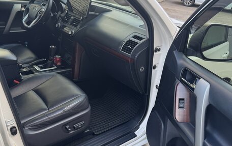 Toyota Land Cruiser Prado 150 рестайлинг 2, 2017 год, 5 200 000 рублей, 13 фотография