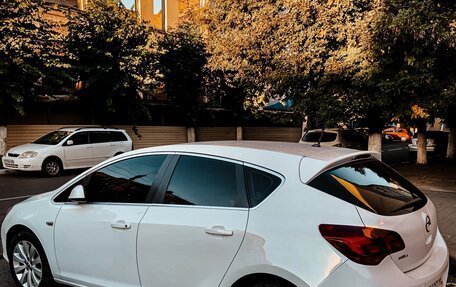 Opel Astra J, 2011 год, 700 000 рублей, 2 фотография