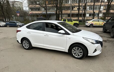 Hyundai Solaris II рестайлинг, 2021 год, 980 000 рублей, 3 фотография