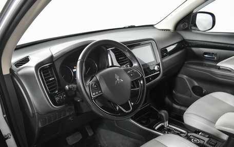 Mitsubishi Outlander III рестайлинг 3, 2022 год, 2 640 000 рублей, 9 фотография