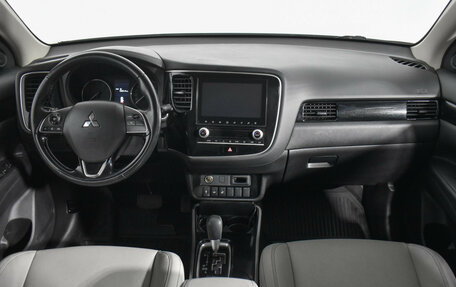 Mitsubishi Outlander III рестайлинг 3, 2022 год, 2 640 000 рублей, 13 фотография