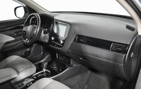 Mitsubishi Outlander III рестайлинг 3, 2022 год, 2 640 000 рублей, 12 фотография