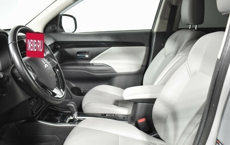 Mitsubishi Outlander III рестайлинг 3, 2022 год, 2 640 000 рублей, 10 фотография