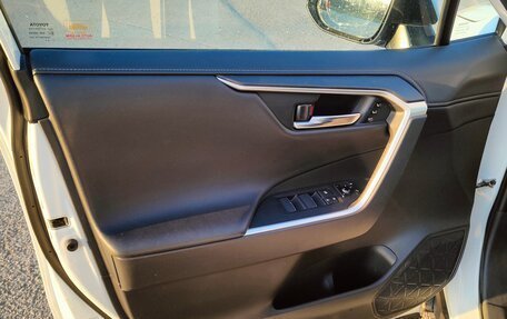 Toyota RAV4, 2021 год, 3 950 000 рублей, 21 фотография