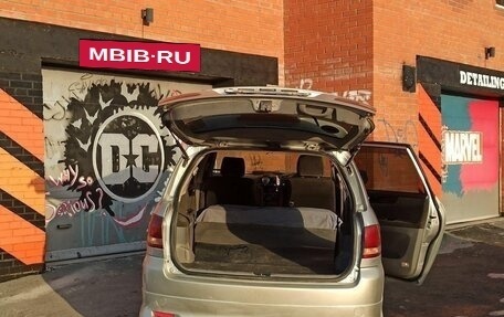 Toyota Ipsum II, 2001 год, 650 000 рублей, 13 фотография