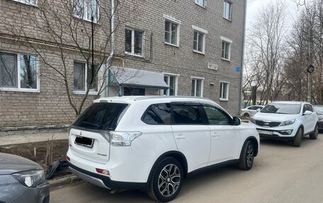 Mitsubishi Outlander III рестайлинг 3, 2014 год, 1 540 000 рублей, 4 фотография