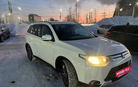 Mitsubishi Outlander III рестайлинг 3, 2014 год, 1 540 000 рублей, 5 фотография