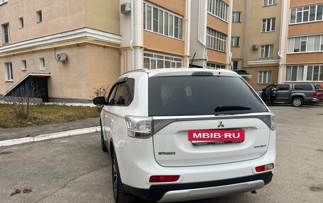 Mitsubishi Outlander III рестайлинг 3, 2014 год, 1 540 000 рублей, 2 фотография