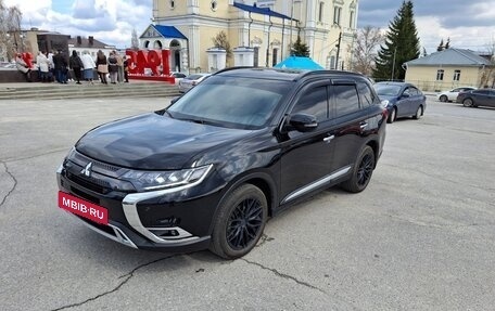 Mitsubishi Outlander III рестайлинг 3, 2021 год, 3 500 000 рублей, 2 фотография