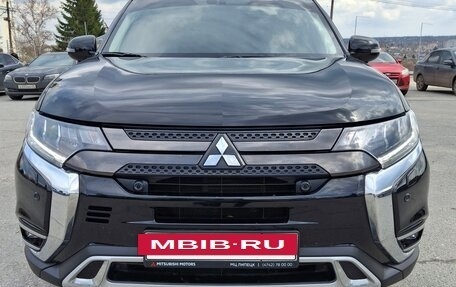Mitsubishi Outlander III рестайлинг 3, 2021 год, 3 500 000 рублей, 11 фотография