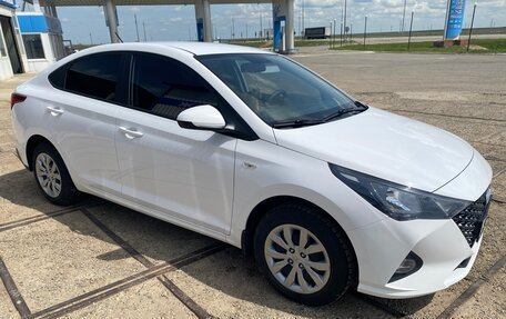 Hyundai Solaris II рестайлинг, 2021 год, 1 680 000 рублей, 2 фотография