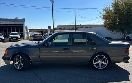 Mercedes-Benz E-Класс, 1992 год, 700 000 рублей, 2 фотография