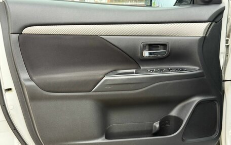 Mitsubishi Outlander III рестайлинг 3, 2018 год, 2 399 000 рублей, 10 фотография