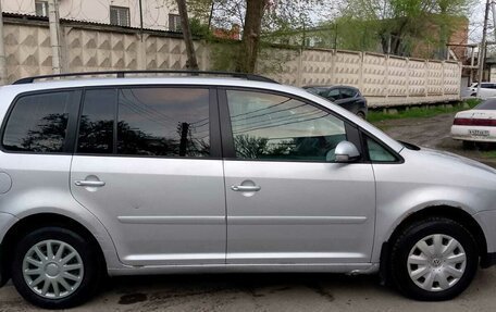 Volkswagen Touran III, 2005 год, 690 000 рублей, 3 фотография