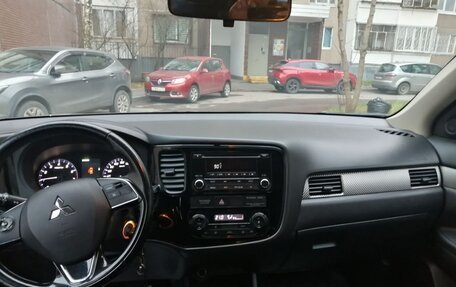 Mitsubishi Outlander III рестайлинг 3, 2015 год, 1 990 000 рублей, 2 фотография