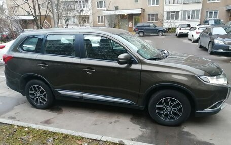 Mitsubishi Outlander III рестайлинг 3, 2015 год, 1 990 000 рублей, 6 фотография