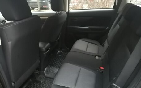 Mitsubishi Outlander III рестайлинг 3, 2015 год, 1 990 000 рублей, 7 фотография