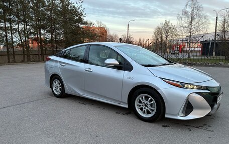 Toyota Prius IV XW50, 2018 год, 2 200 000 рублей, 3 фотография