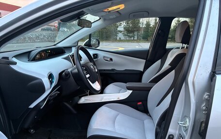 Toyota Prius IV XW50, 2018 год, 2 200 000 рублей, 8 фотография