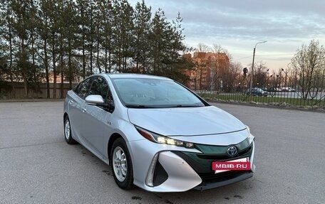 Toyota Prius IV XW50, 2018 год, 2 200 000 рублей, 2 фотография