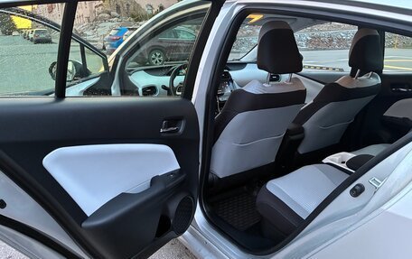 Toyota Prius IV XW50, 2018 год, 2 200 000 рублей, 11 фотография