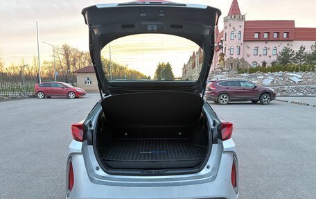 Toyota Prius IV XW50, 2018 год, 2 200 000 рублей, 13 фотография