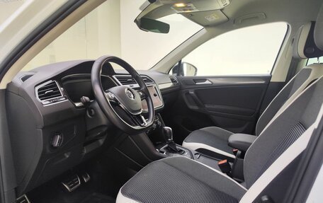 Volkswagen Tiguan II, 2018 год, 3 099 000 рублей, 13 фотография