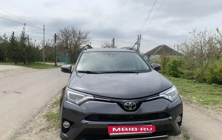 Toyota RAV4, 2017 год, 2 600 000 рублей, 2 фотография