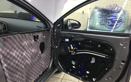 Hyundai Elantra VI рестайлинг, 2020 год, 2 000 000 рублей, 11 фотография