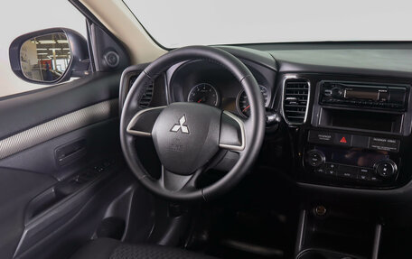 Mitsubishi Outlander III рестайлинг 3, 2014 год, 1 399 000 рублей, 13 фотография