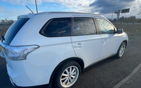 Mitsubishi Outlander III рестайлинг 3, 2014 год, 1 150 000 рублей, 2 фотография