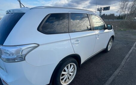 Mitsubishi Outlander III рестайлинг 3, 2014 год, 1 150 000 рублей, 4 фотография