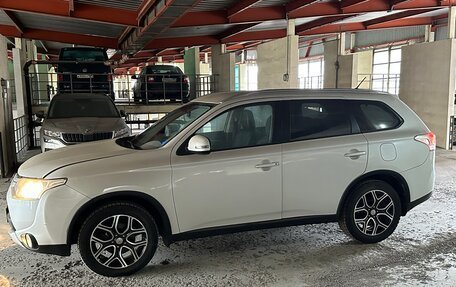 Mitsubishi Outlander III рестайлинг 3, 2014 год, 1 800 000 рублей, 4 фотография