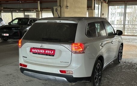 Mitsubishi Outlander III рестайлинг 3, 2014 год, 1 800 000 рублей, 2 фотография