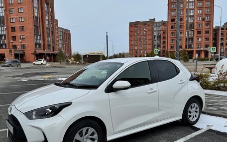 Toyota Yaris, 2021 год, 1 215 000 рублей, 2 фотография