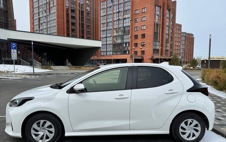 Toyota Yaris, 2021 год, 1 215 000 рублей, 3 фотография
