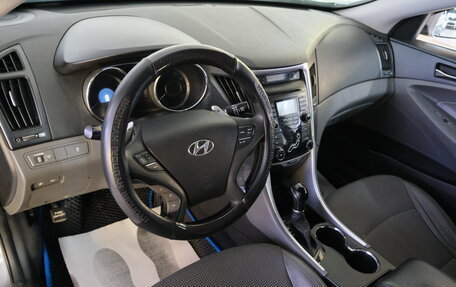 Hyundai Sonata VI, 2010 год, 989 000 рублей, 11 фотография