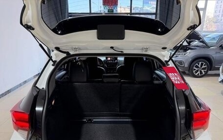 Toyota Yaris XP150 рестайлинг, 2023 год, 1 249 100 рублей, 25 фотография