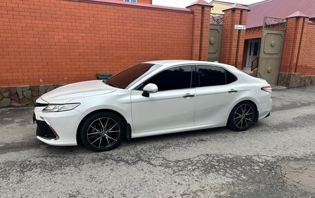 Toyota Camry, 2021 год, 2 600 000 рублей, 2 фотография