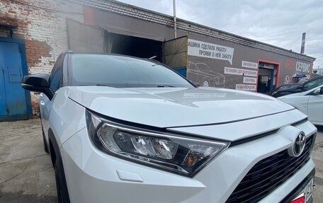 Toyota RAV4, 2021 год, 3 650 000 рублей, 4 фотография