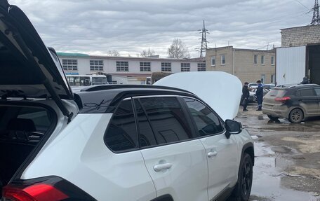 Toyota RAV4, 2021 год, 3 650 000 рублей, 9 фотография